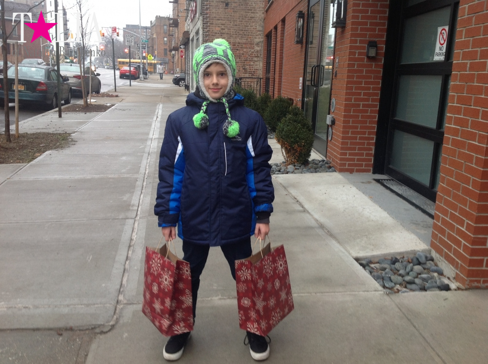 Мы идем в школу поздравлять наших девочек!